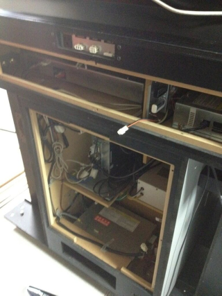 Illustration for article titled Buying Japanese Arcade Cabinets Isn't for the Weak, Feeble or Cheap